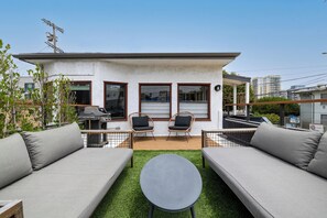 Property grounds - Cozy 2BR Beachside Home in MDR with W/D, Patio, and Parking (Marina del Rey)