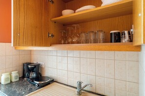 Studio, 1 parisänky ja vuodesohva, keittotila, kaupunkinäköala | Yksityinen keittonurkkaus | Minijääkaappi, mikroaaltouuni, liesi, astianpesukone