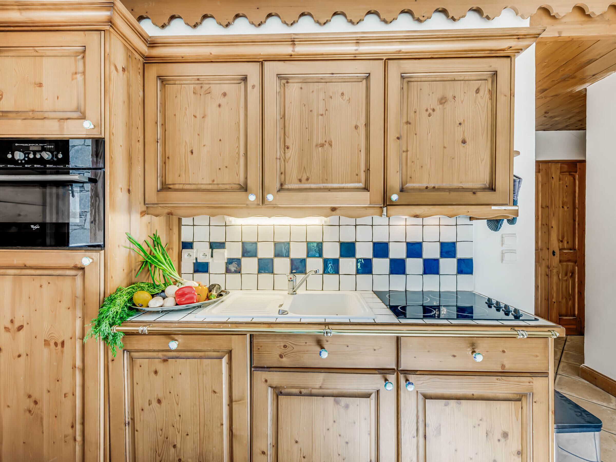 Réfrigérateur, micro-ondes, plaque de cuisson, lave-vaisselle