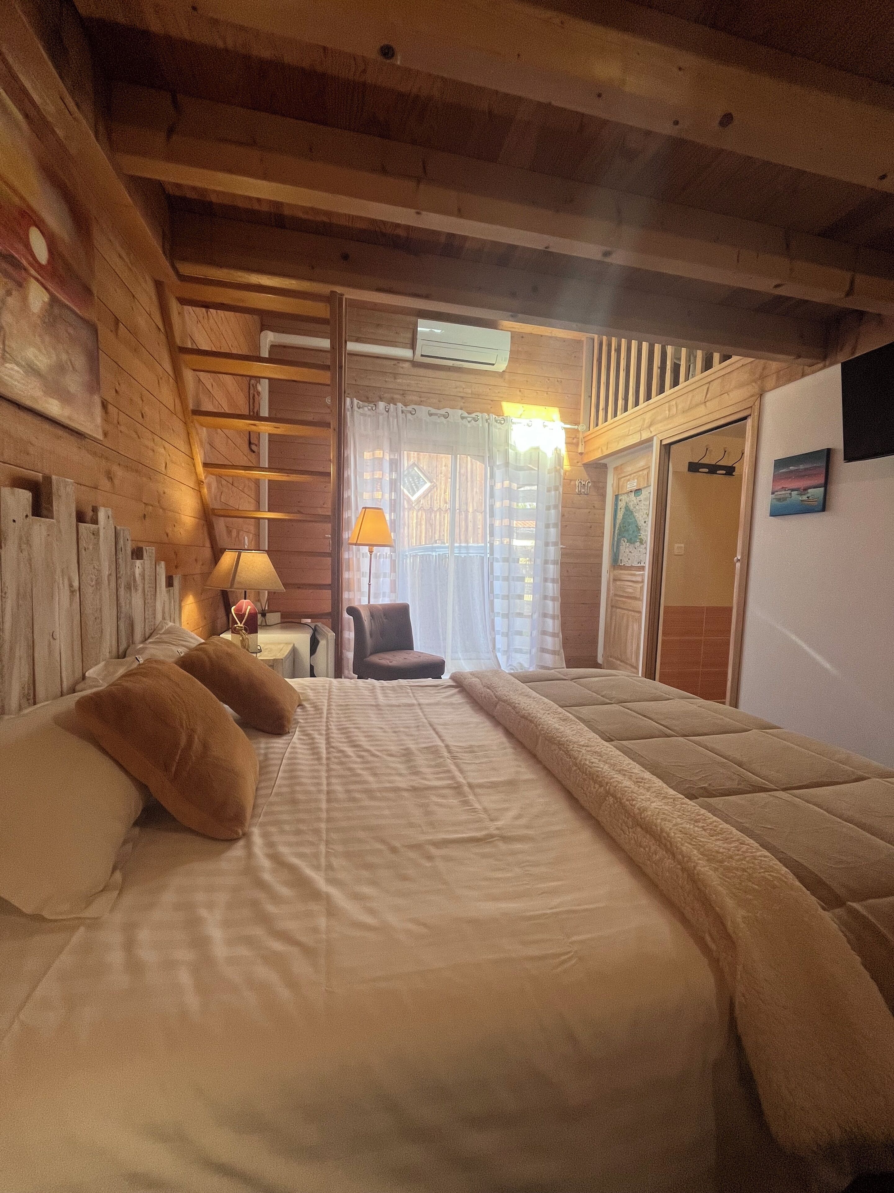 Superior vierpersoonskamer, uitzicht op de binnenplaats | Luxe beddengoed, een kluis op de kamer, individueel gemeubileerd