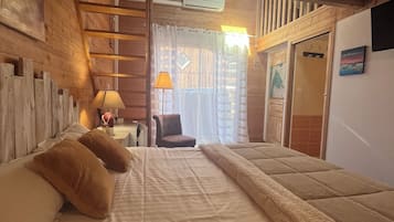 Superior vierpersoonskamer, uitzicht op de binnenplaats | Luxe beddengoed, een kluis op de kamer, individueel gemeubileerd