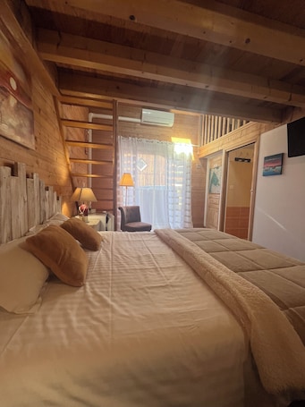 Habitación cuádruple superior, vistas al patio | Ropa de cama de alta calidad, caja fuerte, mobiliario individual. VILLA HERBERT