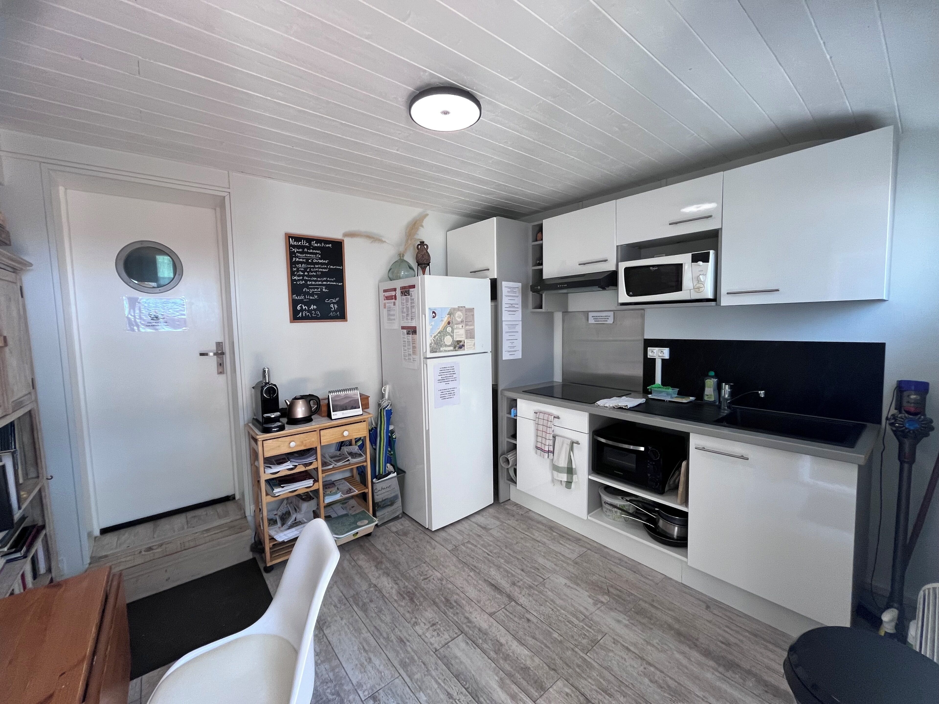 Refrigerador con freezer, microondas, cafetera expreso, cafetera/tetera