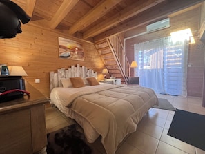 Chambre Quadruple Supérieure, vue cour intérieure | Literie de qualité supérieure, coffres-forts dans les chambres