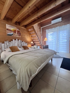 Chambre Triple Supérieure, vue cour intérieure | Literie de qualité supérieure, coffres-forts dans les chambres