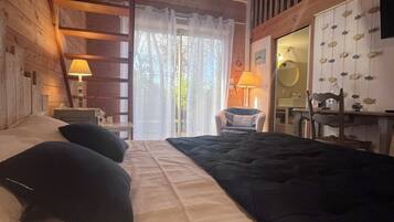 Chambre Triple Supérieure, vue cour intérieure | Literie de qualité supérieure, coffres-forts dans les chambres