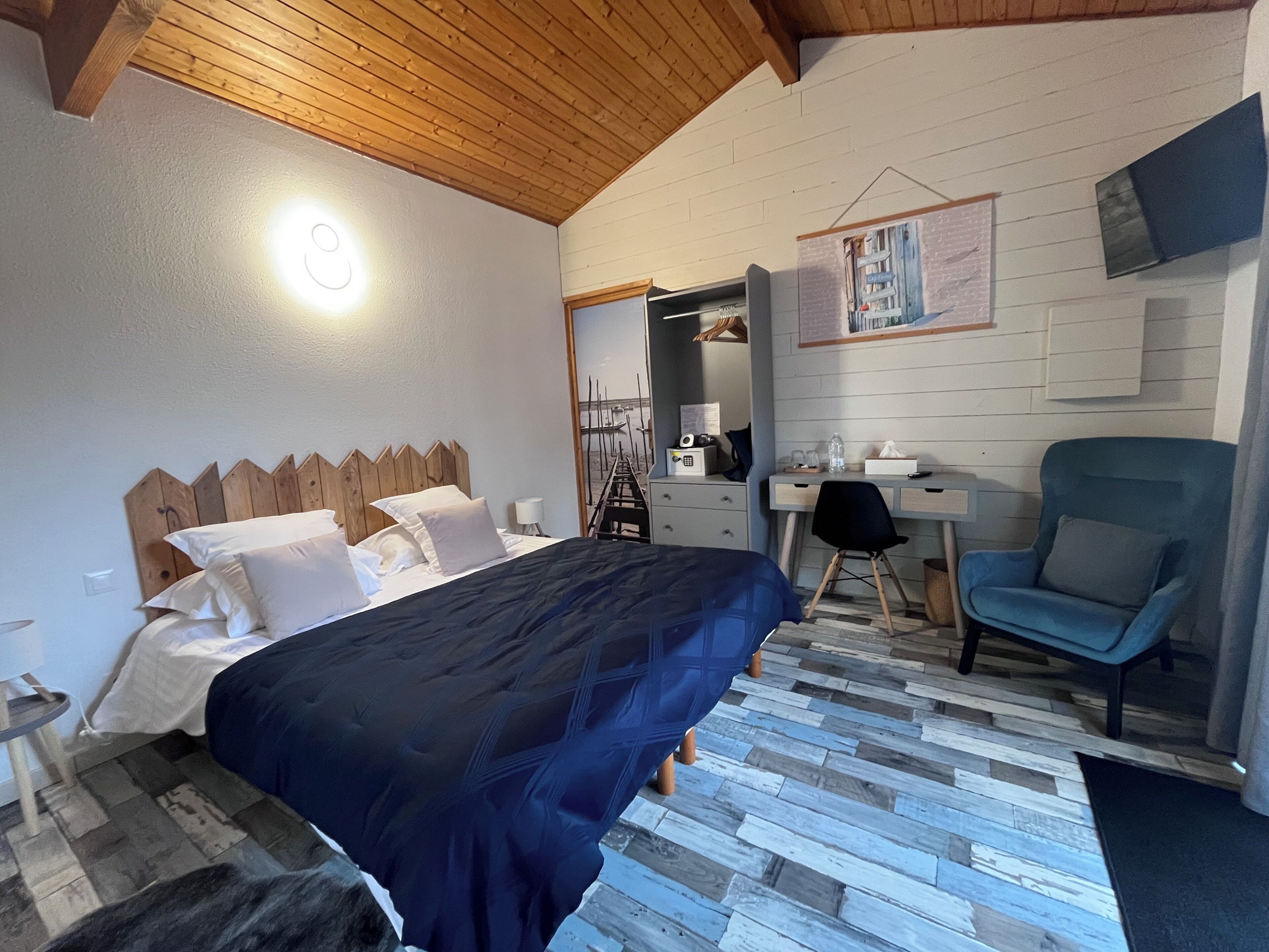 Cottage Comfort, pemandangan halaman | Seprai premium, brankas, dan dilengkapi dengan perabotan berbeda-beda