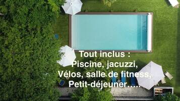 Sesongbasert utendørsbasseng, bassengparasoller og solsenger