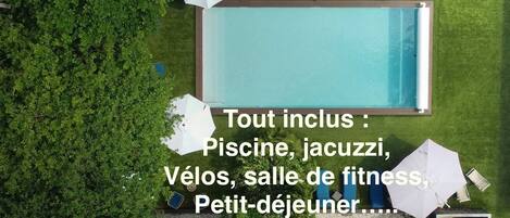 Alberca al aire libre por temporada y sombrillas en la alberca