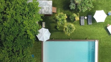 Een seizoensgebonden buitenzwembad en parasols bij het zwembad
