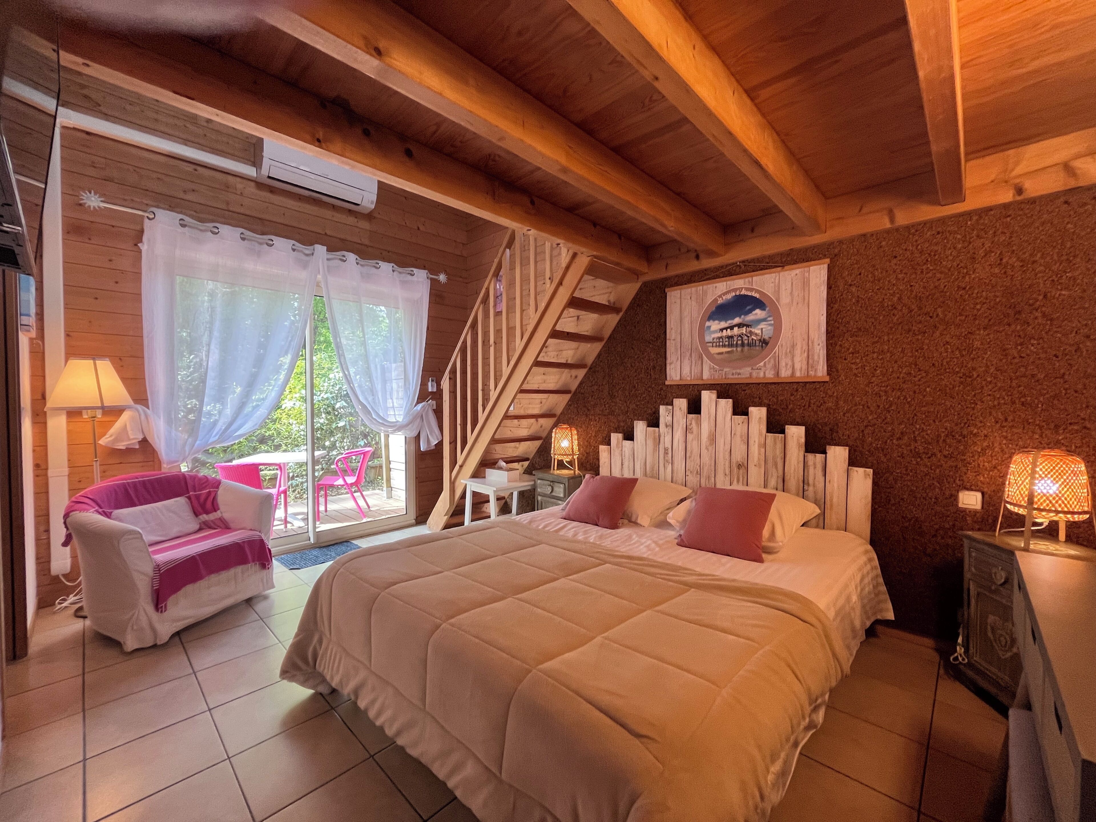 Ropa de cama de alta calidad y caja de seguridad en la habitación 