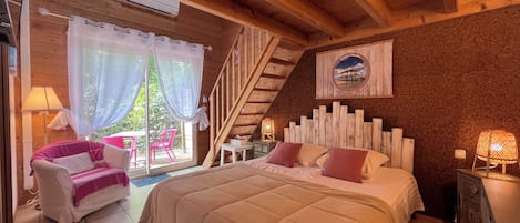 Comfort dubbelrum - utsikt mot trädgården | Sängtillbehör av högsta kvalitet och värdeförvaringsskåp på rummet