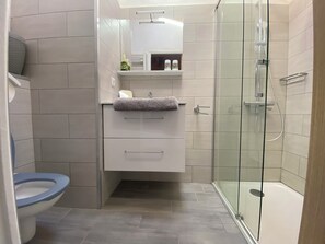 Cottage Confort, vue cour intérieure | Salle de bain | Douche, douche à « effet pluie », sèche-cheveux, serviettes fournies