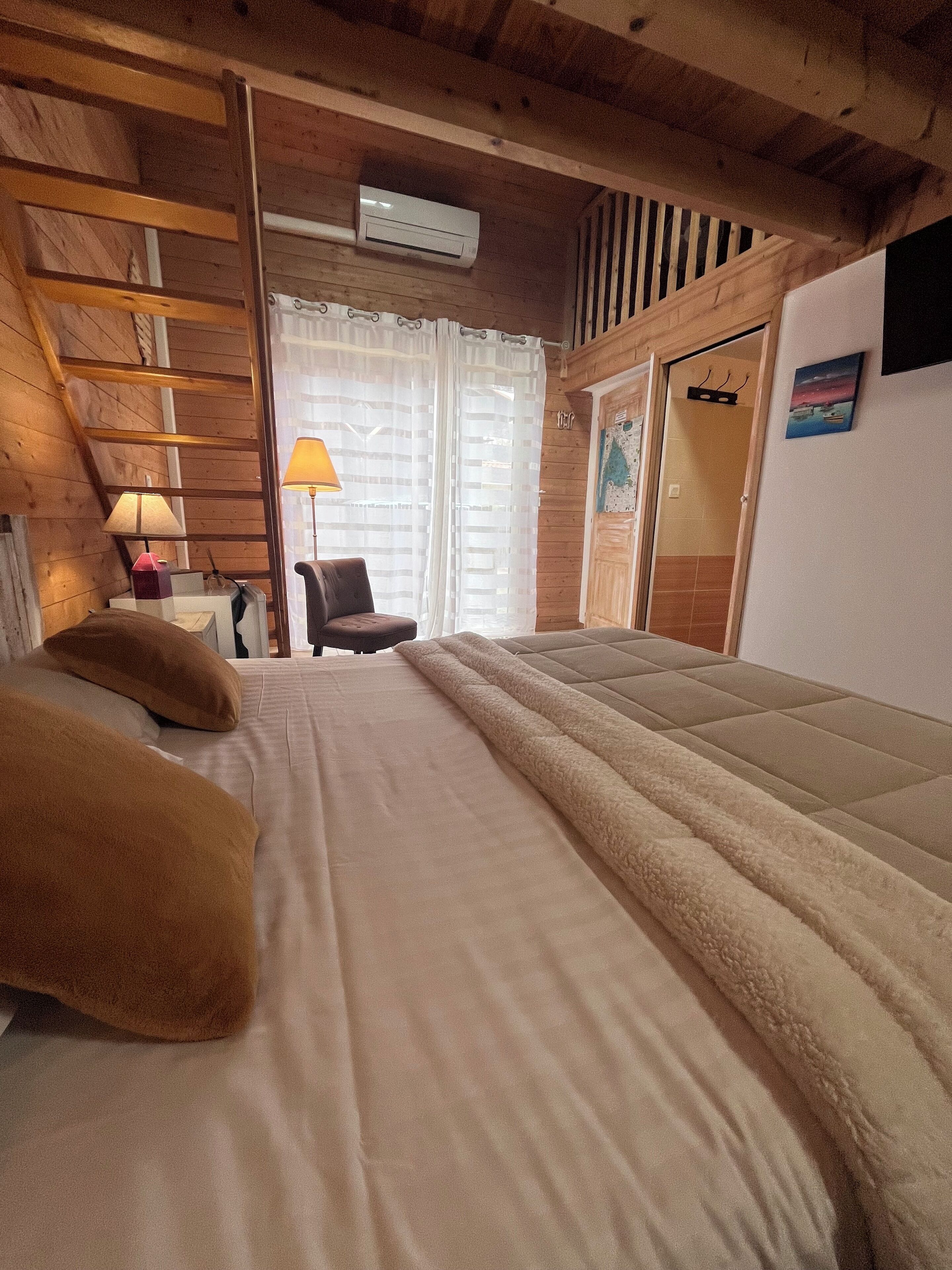 Ropa de cama de alta calidad y caja de seguridad en la habitación 