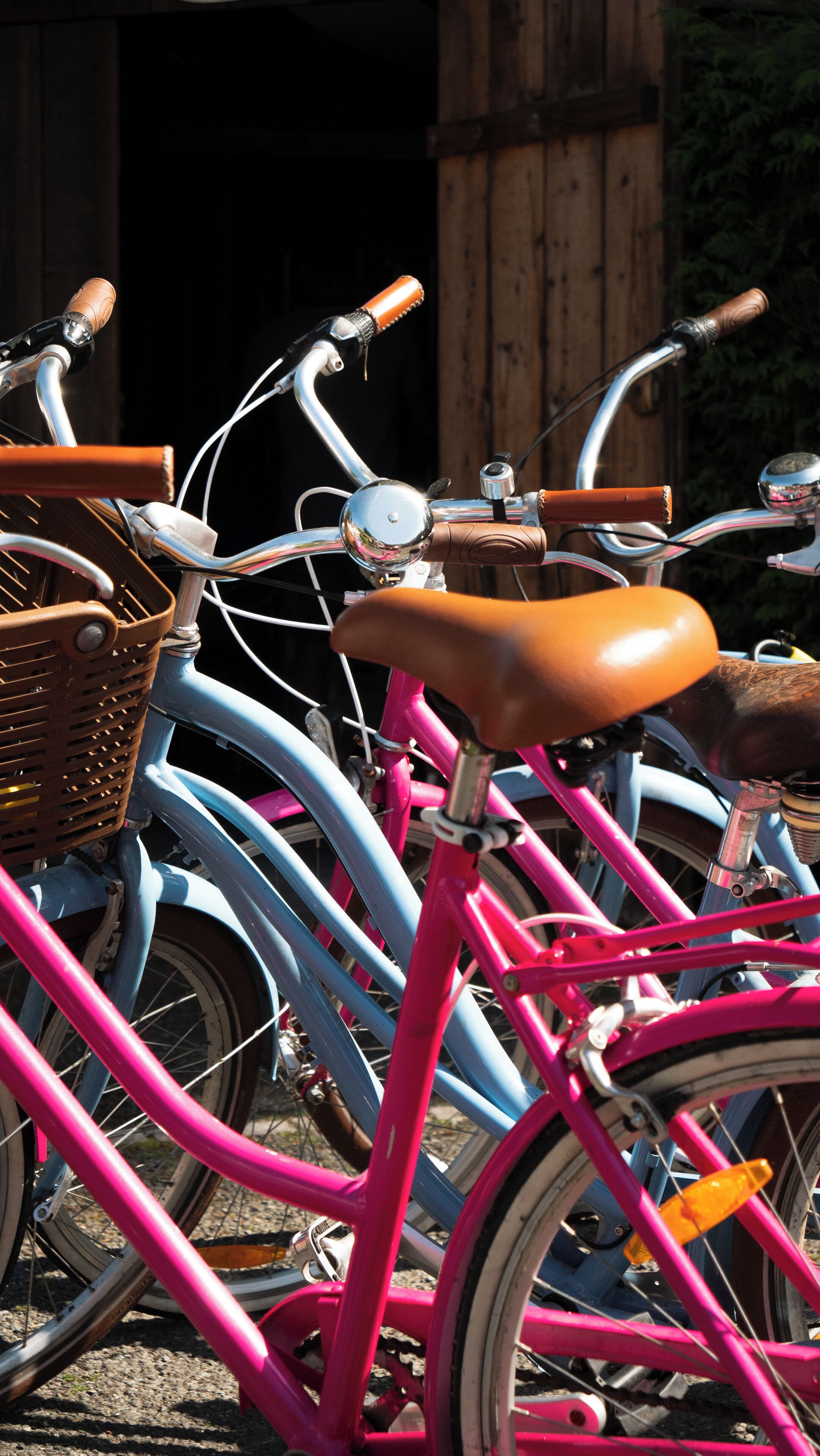 Une rangée de vélos est garée, les uns contre les autres.