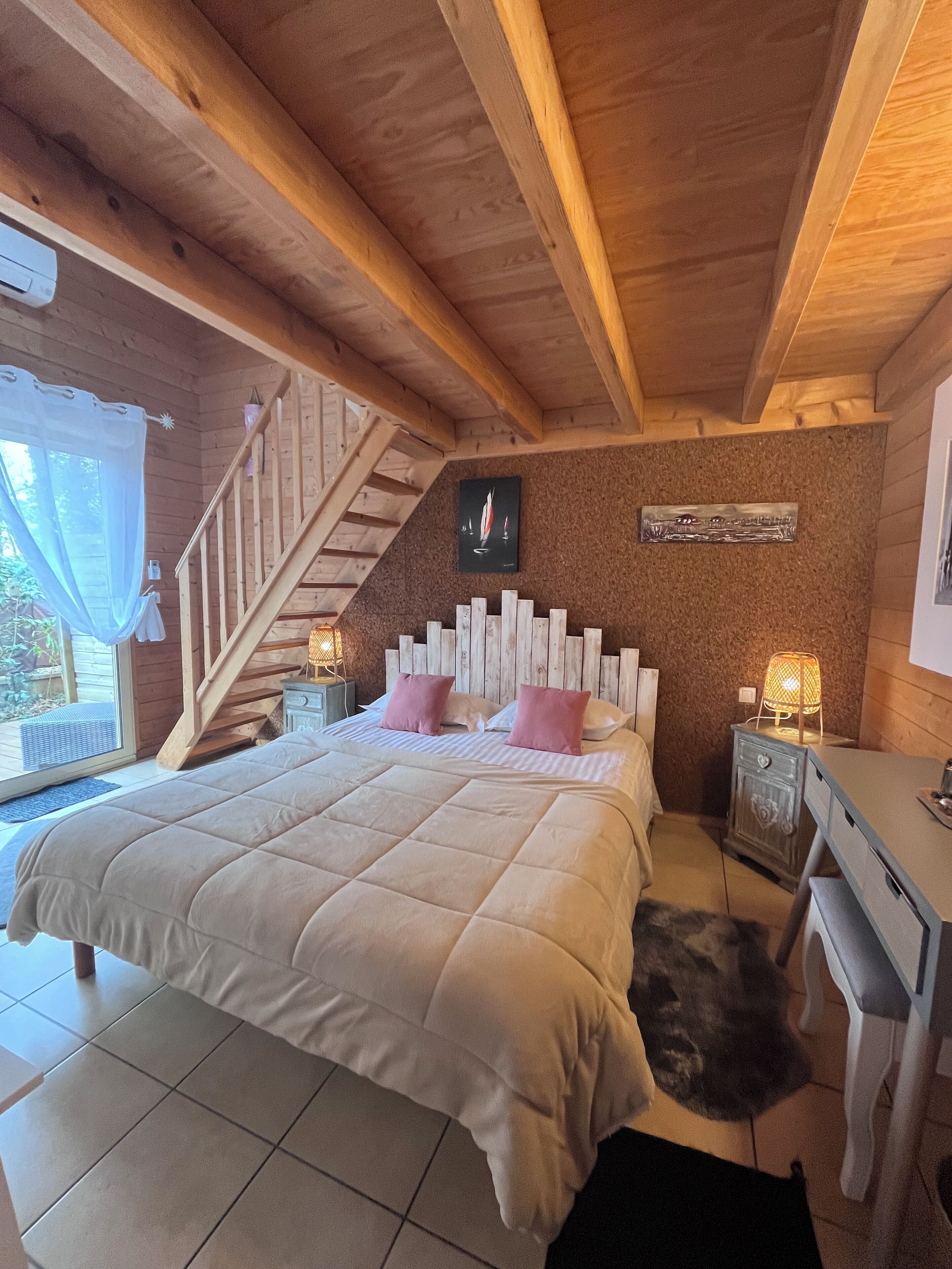 Ropa de cama de alta calidad y caja de seguridad en la habitación 