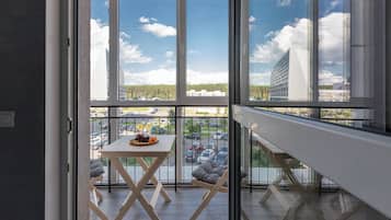 Appartement classique, vue sur la ville | Balcon