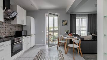 Apartamento clásico, vistas a la ciudad | Cocina privada | Cafetera o tetera