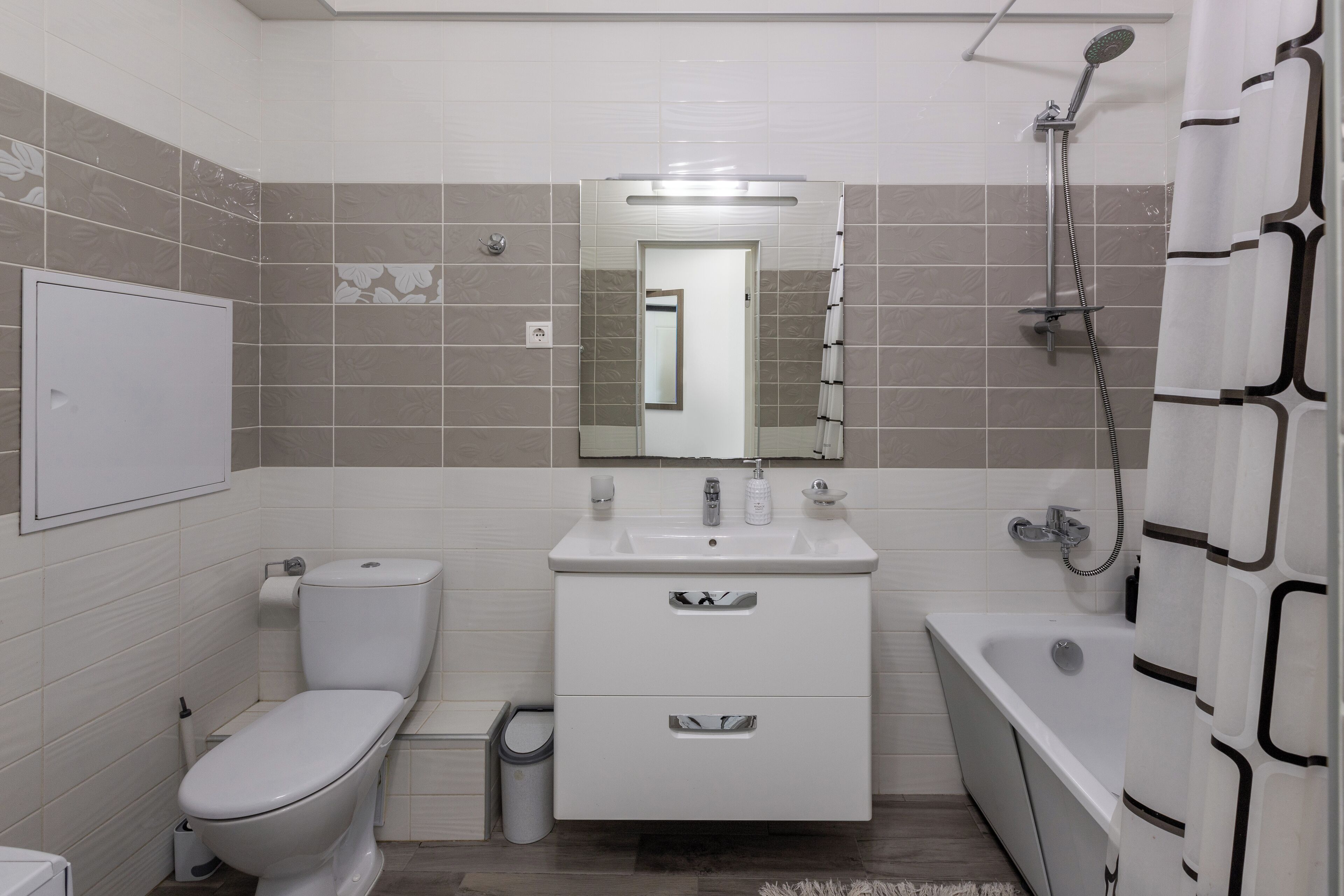 Classic Apartment, City View | Bathroom | Bathtub, hair dryer, towels, soap