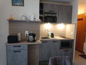 Réfrigérateur, micro-ondes, plaque de cuisson, grille-pain