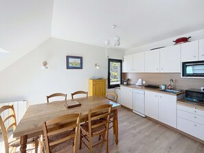 Dining - Seaside apartment, 1 bedroom, sleeps 4, private parking (Jullouville)