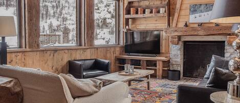 Télévision, cheminée