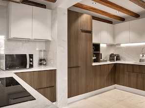 Kühlschrank, Mikrowelle, Ofen, Geschirrspüler