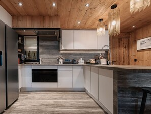 Unclassified image, 4 of 8, button