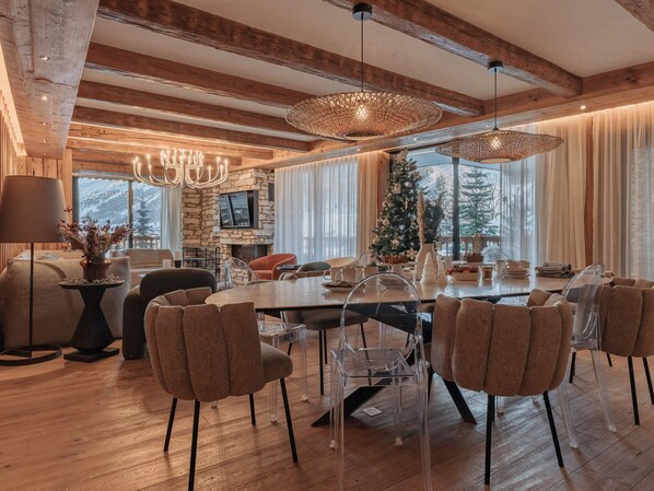 Unclassified image, 1 of 8, button