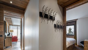 A room with a wooden ceiling, a bed with a white blanket, a wooden dresser, and a wall-mounted deer head decoration. - Charming stay at Val-d'Isère for 4 guests with ski-in/ski-out (Val-d'Isère)