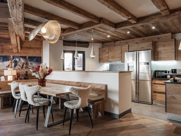 Unclassified image, 1 of 15, button