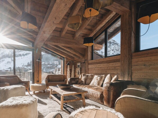 Televisión y chimenea 