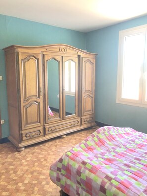 2 bedrooms, iron/ironing board