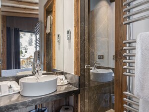 A modern bathroom with two sinks, a large mirror, and a towel rack. - Charming Penthouse - 5 Bedrooms - Ski Slope View in Val-d'Isère (Val-d'Isère)