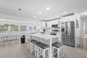 冷蔵庫、電子レンジ、オーブン、コンロ