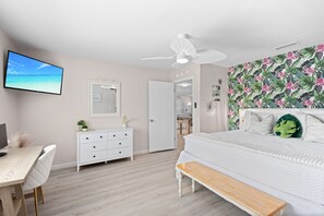 4 室のベッドルーム、デスク、アイロン / アイロン台、旅行用ベビーベッド