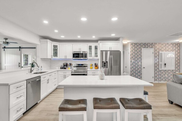 Réfrigérateur, micro-ondes, four, plaque de cuisson