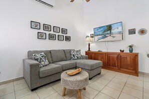 Smart TV - Green Turtle 20 in Coco is an elegantly appointed 2-bedroom, 1-bath condo with a swimming pool located within a 7-minute walk of the beach. <br><br> 📢Important announcement: Golf cart with condo available upon request for additional charges (Playas Del Coco)