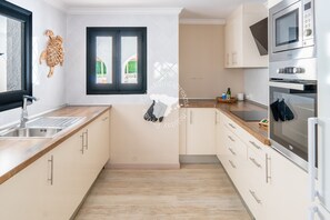 Jääkaappi, mikroaaltouuni, uuni, astianpesukone