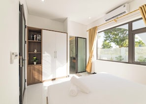 6 bedrooms, iron/ironing board, WiFi, bed sheets