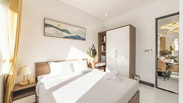 6 bedrooms, iron/ironing board, WiFi, bed sheets