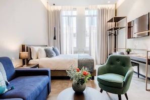 Desk, laptop workspace, free WiFi, bed sheets - Superb Room for 4 near Duomo di Milano (Milan)