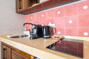 Frigorífico, microondas, cafetera o tetera y hervidor eléctrico