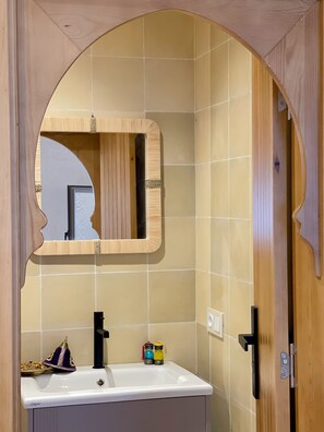 Douche, sèche-cheveux, serviettes fournies, shampoing