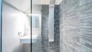 Douche, serviettes fournies