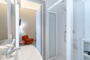 Een douche, een haardroger, handdoeken
