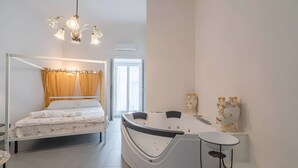 Dusj, hårføner, håndklær og toalettpapir