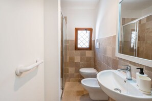 Shower, bidet, towels, shampoo