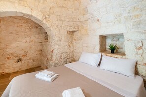 3 bedrooms, travel cot