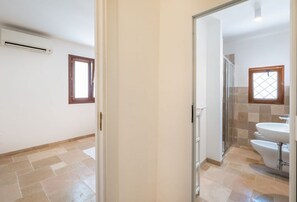 Shower, bidet, towels, shampoo - Casa Annamaria 2 by Rentbeat (Ostuni)